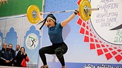 امرأة كردية عراقية خلال بطولة رفع الأثقال في أربيل عاصمة إقليم كردستان العراق، 28 كانون الأول / ديسمبر 2021