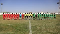(من اليسار إلى اليمين) الفريق الأساسي الأحد عشر من السودان وحكام المباراة وتشكيلة منتخب جنوب السودان- 16 فبراير 2022