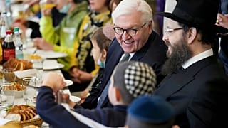 Der deutsche Bundespräsident Frank-Walter Steinmeier bei einem Mittagessen im Jüdischen Bildungszentrum Chabad Berlin.