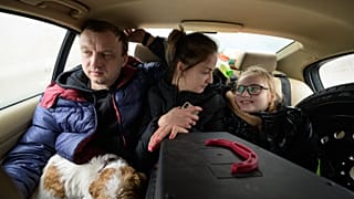 Eine Familie verlässt Kiew