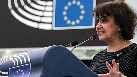 "Despertad y ayudadnos a pelear": la llamada de una escritora ucraniana en la Eurocámara