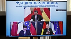 El presidente francés Emmanuel Macron, el canciller alemán Olaf Scholz y el presidente chino Xi Jinping, durante una videoconferencia el martes 8 de marzo de 2022