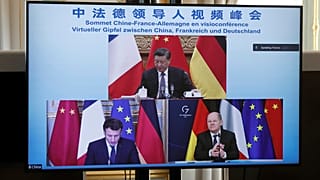 El presidente francés Emmanuel Macron, el canciller alemán Olaf Scholz y el presidente chino Xi Jinping, durante una videoconferencia el martes 8 de marzo de 2022