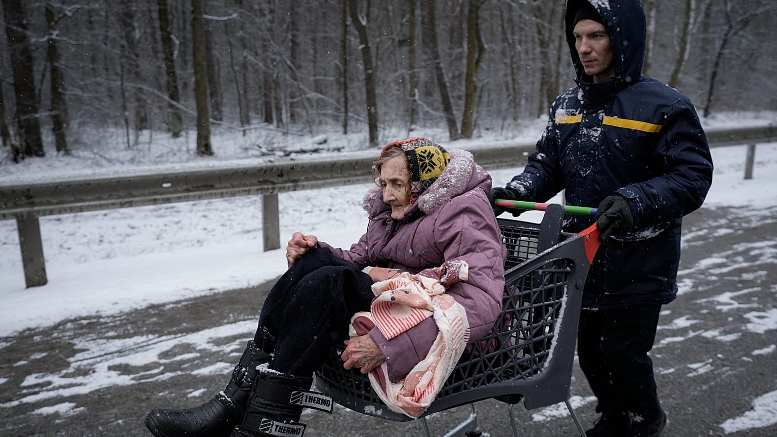 Une dame âgée est transportée dans un chariot après avoir été évacuée d'Irpin, dans la banlieue de Kyiv en Ukraine, mardi 8 mars 2022. 