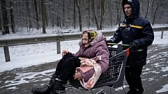 Une dame âgée est transportée dans un chariot après avoir été évacuée d'Irpin, dans la banlieue de Kyiv en Ukraine, mardi 8 mars 2022. 