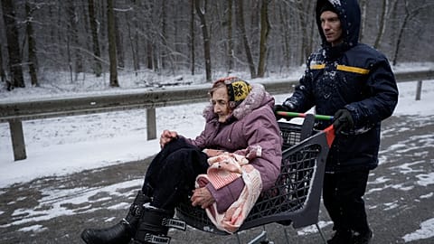 Une dame âgée est transportée dans un chariot après avoir été évacuée d'Irpin, dans la banlieue de Kyiv en Ukraine, mardi 8 mars 2022. 