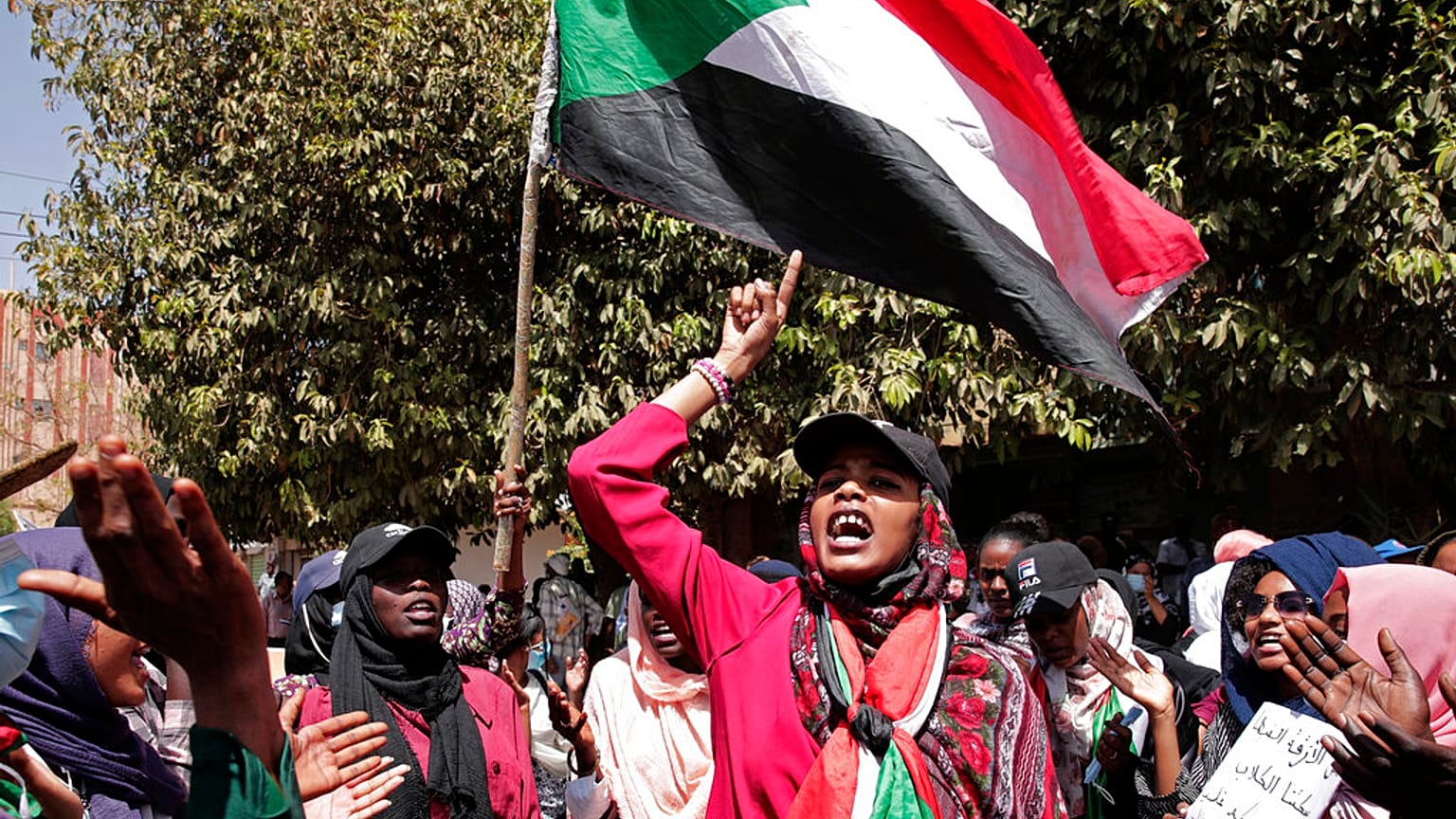 متظاهرون سودانيون مناهضون للانقلاب يشاركون في احتجاجات متواصلة ضد الجيش، في الخرطوم، السودان، الثلاثاء 8 مارس 2022