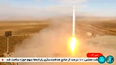 إطلاق الحرس الثوري الإيراني صاروخا يحمل قمرا صناعيا من نوع نور-2 في شمال شرق صحراء شاهرود بإيران، الثلاثاء 8 مارس 2022