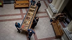 Des employés déplacent un morceau de l'iconostase de Bohorodchany au Musée national de Lviv pour le protéger, 4 mars 2022.