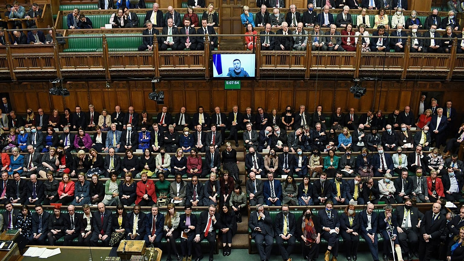 Wolodymyr Selenskyjs Rede flimmert über einen Bildschirm im britischen Parlament