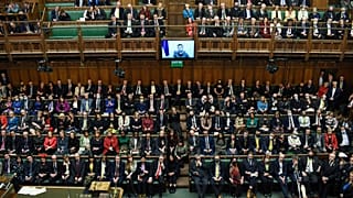 Wolodymyr Selenskyjs Rede flimmert über einen Bildschirm im britischen Parlament