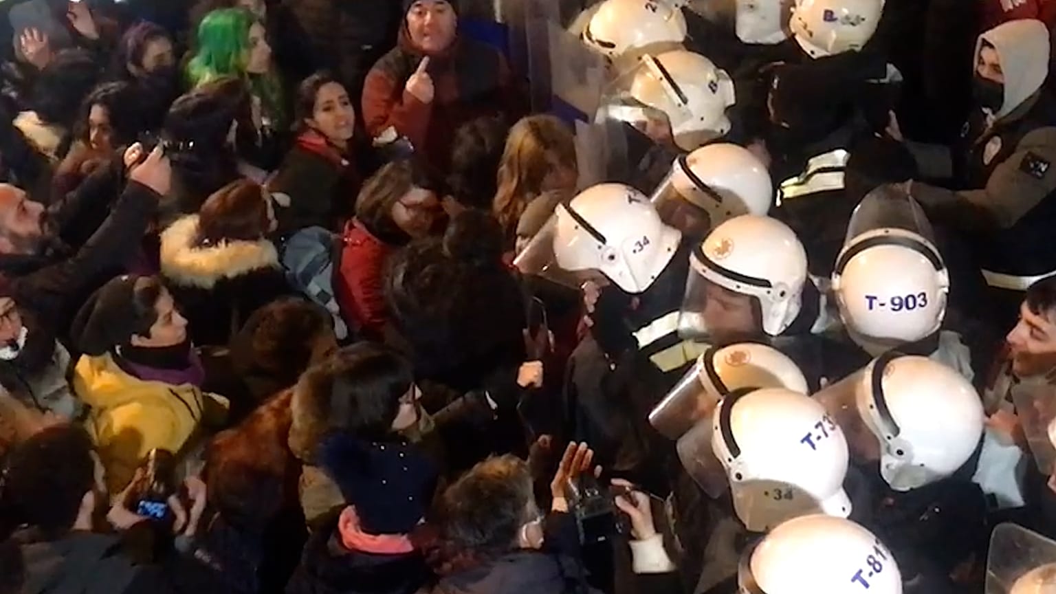 İstanbul'da Feminist Gece Yürüyüşü'ne polis engeli