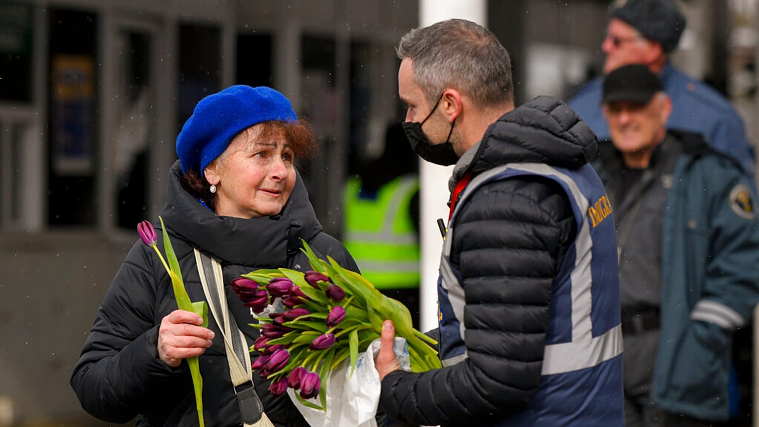 Un garde-frontière roumain offre une fleur à une réfugiée arrivant d'Ukraine - Siret (Roumanie), le 08/03/2022