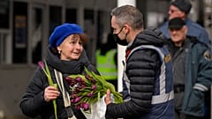 В Румынии украинским беженкам на границе дарили цветы