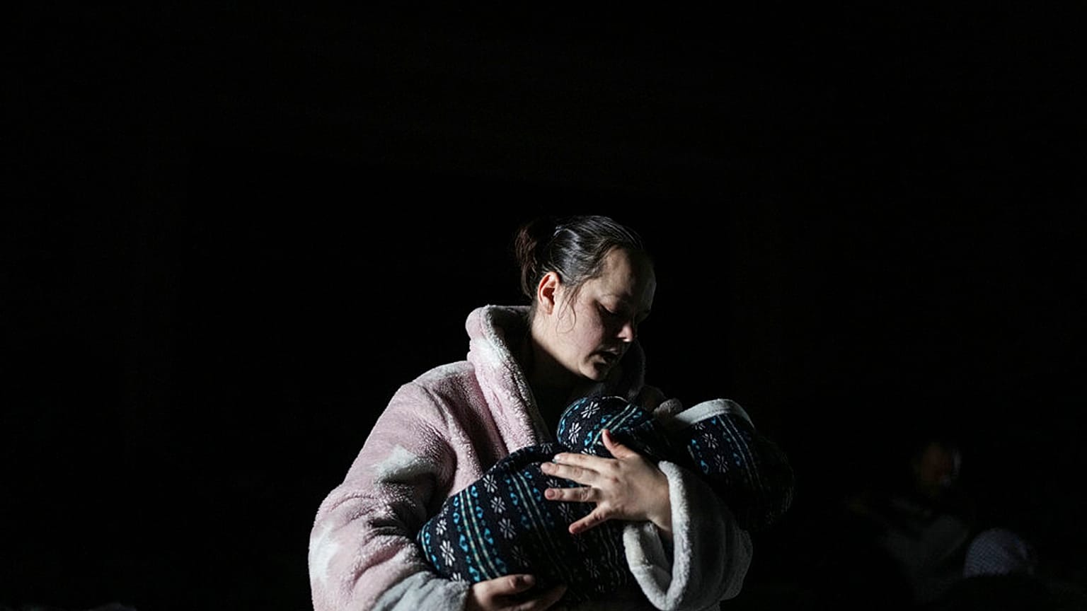 Frau mit Baby in Mariupol in der Ukraine