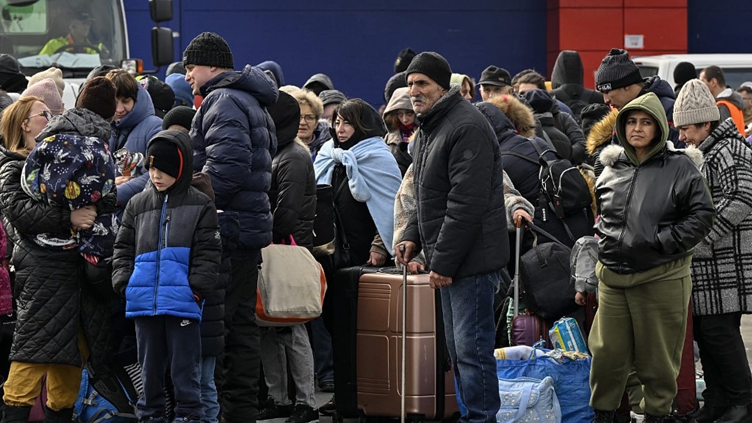 Riuscite le evacuazioni dalla città di Sumy. Kiev però accusa: "Bombe sul corridoio di Mariupol"