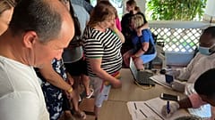 Még egy feszült politikai helyzetben lévő, de működő országot hagytak hátra