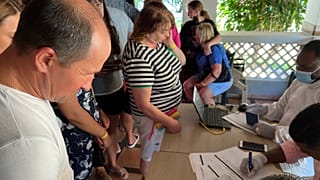 Még egy feszült politikai helyzetben lévő, de működő országot hagytak hátra