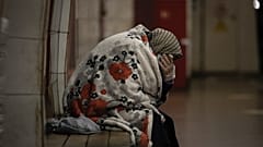 Пожилая жительница Киева укрывается от опасности в столичном метро