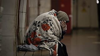 Пожилая жительница Киева укрывается от опасности в столичном метро