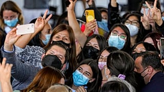 El futuro presidente de Chile, Gabriel Boric, rodeado de mujeres en un acto con motivo del Día Internacional de la Mujer