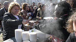 Un momento del pasto con i rifugiati, organizzato a Lione dall'associazione "Le Recho"