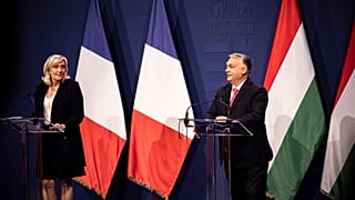 Marine Le Pen, a francia Nemzeti Tömörülés elnöke és Orbán Viktor kormányfő sajtótájékoztatót tart Budapesten 2021. október 26-án