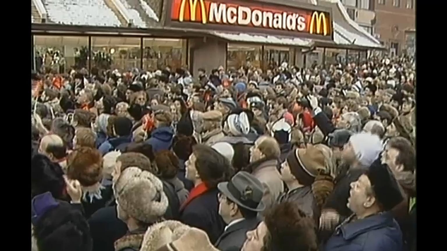 Giornata storica: il primo Mc Donald's a Mosca. (31 gennaio 1990). 
