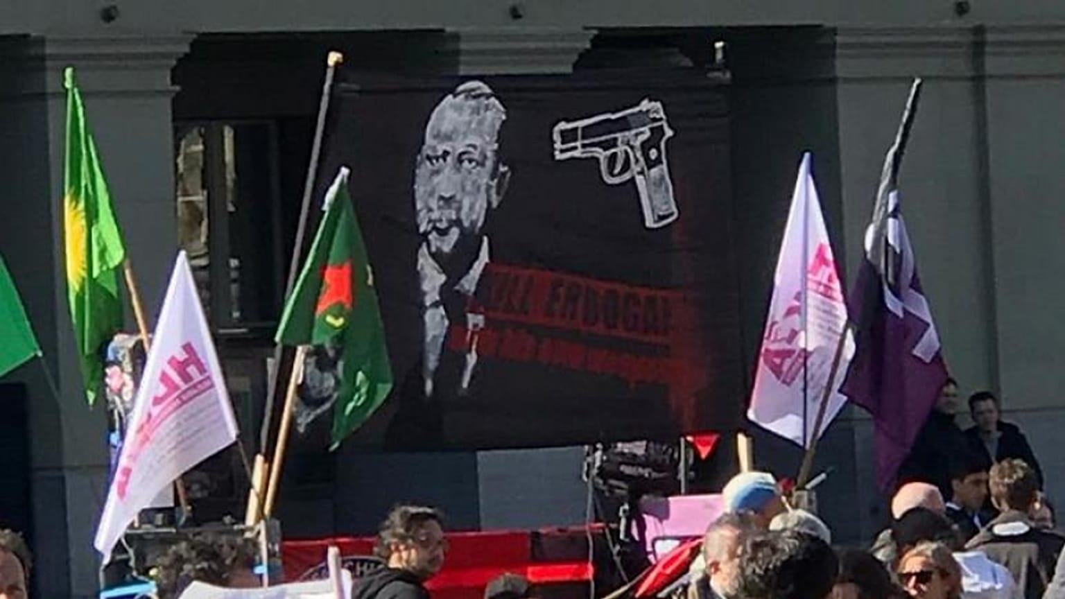 İsviçre'de 5 yıl önce 'Erdoğan'ı öldürün pankartı açıldı (Arşiv) 