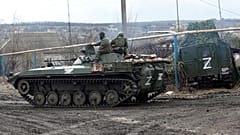 Des soldats pro-russe sans insigne conduisent un véhicule blindé portant le signe Z dans la région de Donetsk le 6 mars 2022