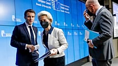 Ο πρόεδρος της Γαλλίας Εμανουέλ Μακρόν και η πρόεδρος της Κομισιόν Ούρσουλα φον ντερ Λάιεν