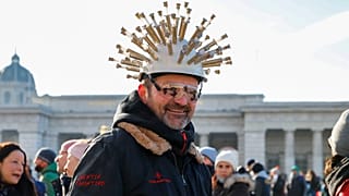 Участник акции протеста против антиковидных мер в Вене. 8 января 2022 года