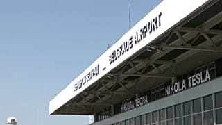 L'esterno dell'aeroporto "Nikola Tesla" di Belgrado. 