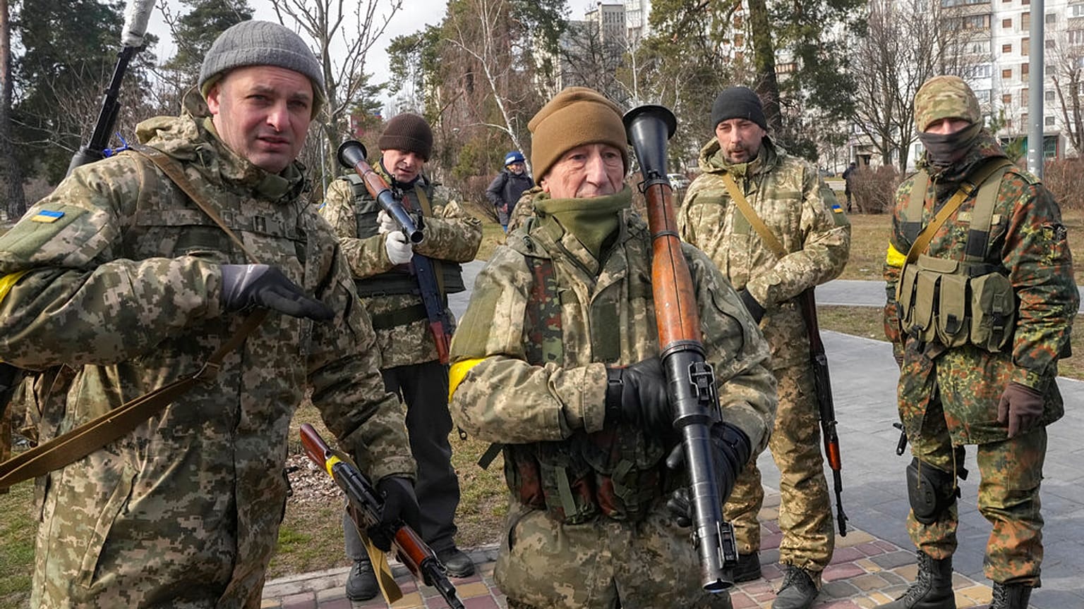 Un miembro de las Fuerzas de Defensa Territorial de Ucrania sostiene un arma antitanque en un parque en las afueras de Kiev, Ucrania, el miércoles 9 de marzo de 2022
