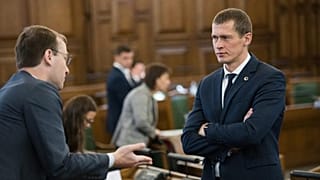 Juris Jurašs, a lett parlament jogi bizottságának elnöke (jobbra)