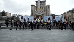 Mit klassisscher Musik gegen den Krieg: Musiker des Kiewer Orchesters haben auf dem Maidan gespielt