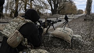 Un soldat ukrainien visant les positions russes à l'extérieur de la ville de Brovary, à l'est de Kiev, le 9 mars 2022
