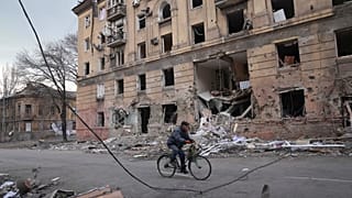 Разрушенный жилой дом в Мариуполе