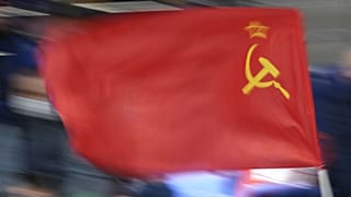 Ucraina, "guerra amarcord": blindati russi con le bandiere dell'Unione Sovietica