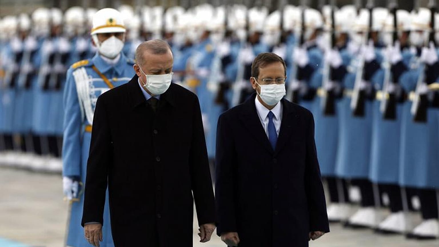 الرئيس التركي رجب طيب أردوغان مع رئيس إسرائيل إسحاق هرتسوغ خلال حفل ترحيب في أنقرة، تركيا، الأربعاء 9 مارس 2022