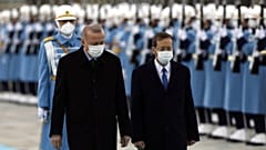 الرئيس التركي رجب طيب أردوغان مع رئيس إسرائيل إسحاق هرتسوغ خلال حفل ترحيب في أنقرة، تركيا، الأربعاء 9 مارس 2022