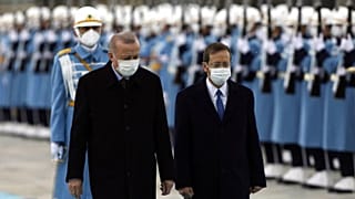 الرئيس التركي رجب طيب أردوغان مع رئيس إسرائيل إسحاق هرتسوغ خلال حفل ترحيب في أنقرة، تركيا، الأربعاء 9 مارس 2022