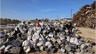 بطاريات منتهية الصلاحية في قطاع غزة