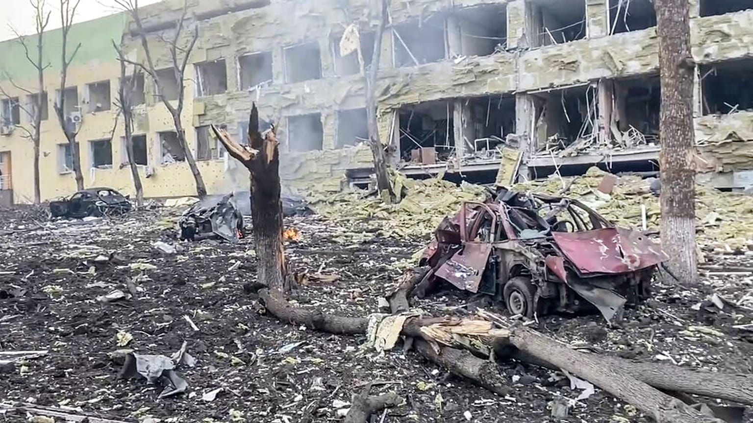 A mariupoli városi tanács által közreadott videón a teljesen szétbombázott szülészeti rész és a gyermekkórház épülete