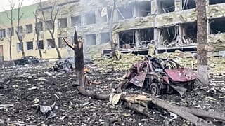 A mariupoli városi tanács által közreadott videón a teljesen szétbombázott szülészeti rész és a gyermekkórház épülete