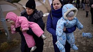 أوكرانيات  يحملن أطفالاهن بعد عبورهن من أوكرانيا صوب مدينة ميديكا، بولندا ، الأربعاء 9 مارس 2022.