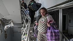 Una mujer embarazada herida baja las escaleras del hospital de maternidad dañado por los bombardeos en Mariupol, Ucrania, el miércoles 9 de marzo de 2022
