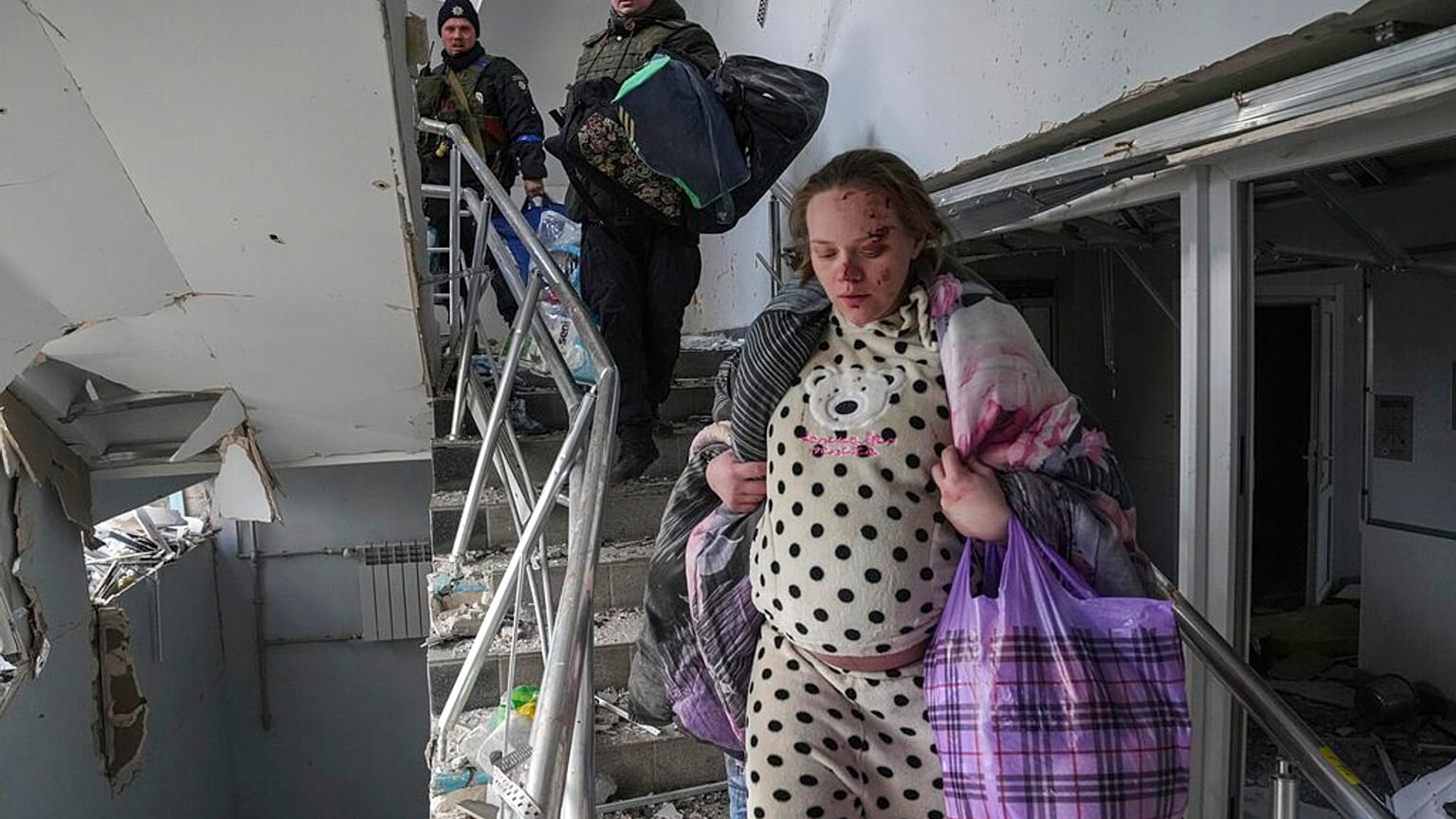 Verletzte schwangere Frau nach dem Angriff auf die Entbindungsstation in Mariupol
