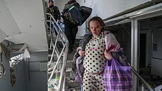 Verletzte schwangere Frau nach dem Angriff auf die Entbindungsstation in Mariupol