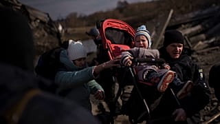 A lebombázott Irpinből menekülő ukrán civilek március 9-én. 